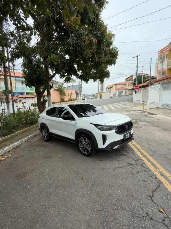Fiat Fastback Abarth branco, frente em três quartos, parado na rua