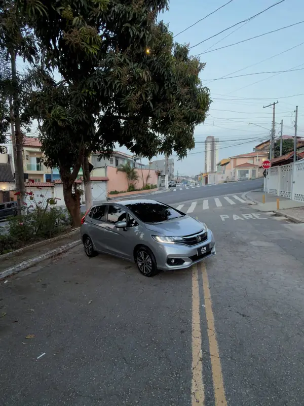 Honda Fit EXL prata, frente em três quartos, parado na rua