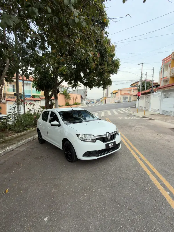 Renault Sandero Expression branco, frente em três quartos, parado na rua