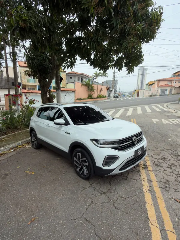 Volkswagen T-Cross Highline branco, frente em três quartos, parado na rua