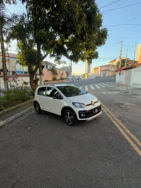 Volkswagen Up! TSI Xtreme branco, frente em três quartos, parado na rua