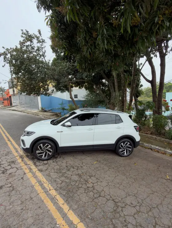 T-Cross Highline branco de perfil, na rua
