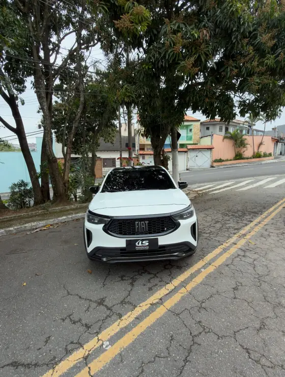Fiat Fastback Abarth branco de perfil