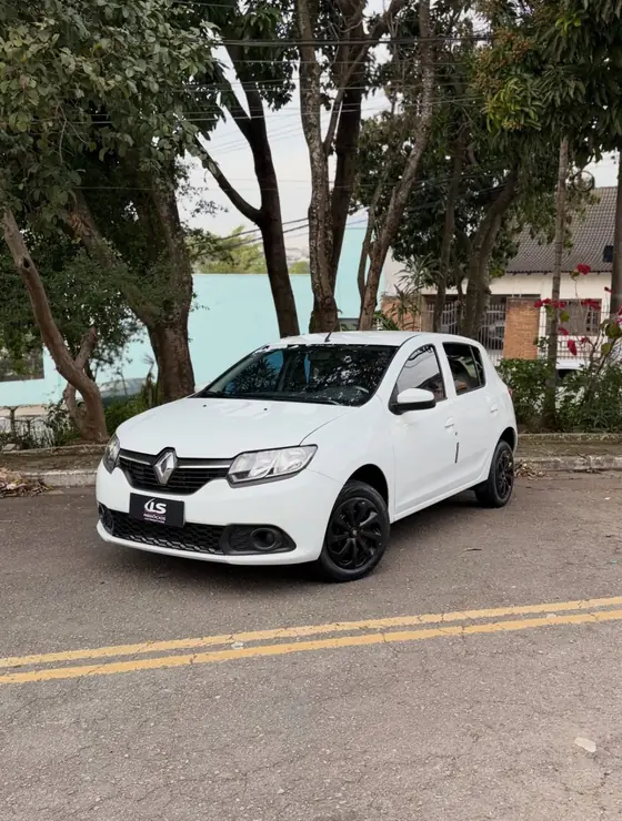 Renault Sandero branco de perfil