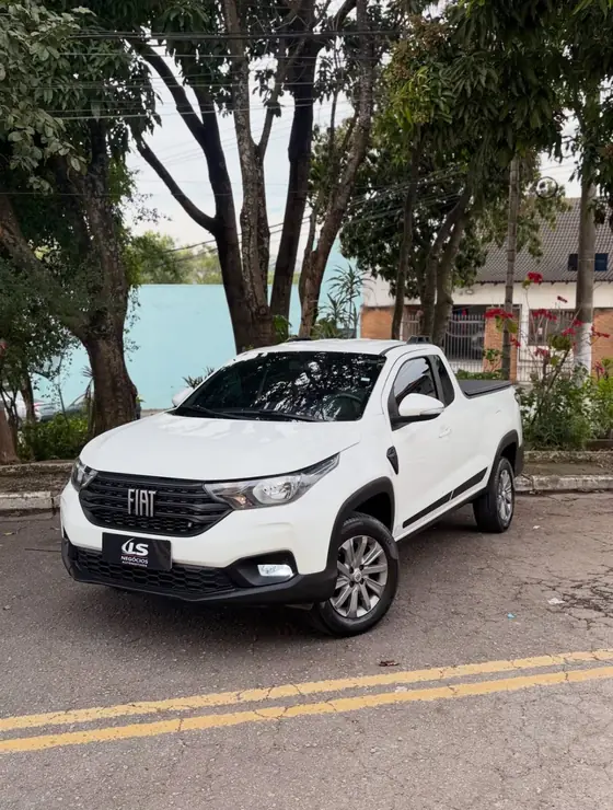 Fiat Strada Freedom branca de perfil
