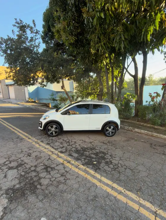 Volkswagen Up! TSI branco de perfil