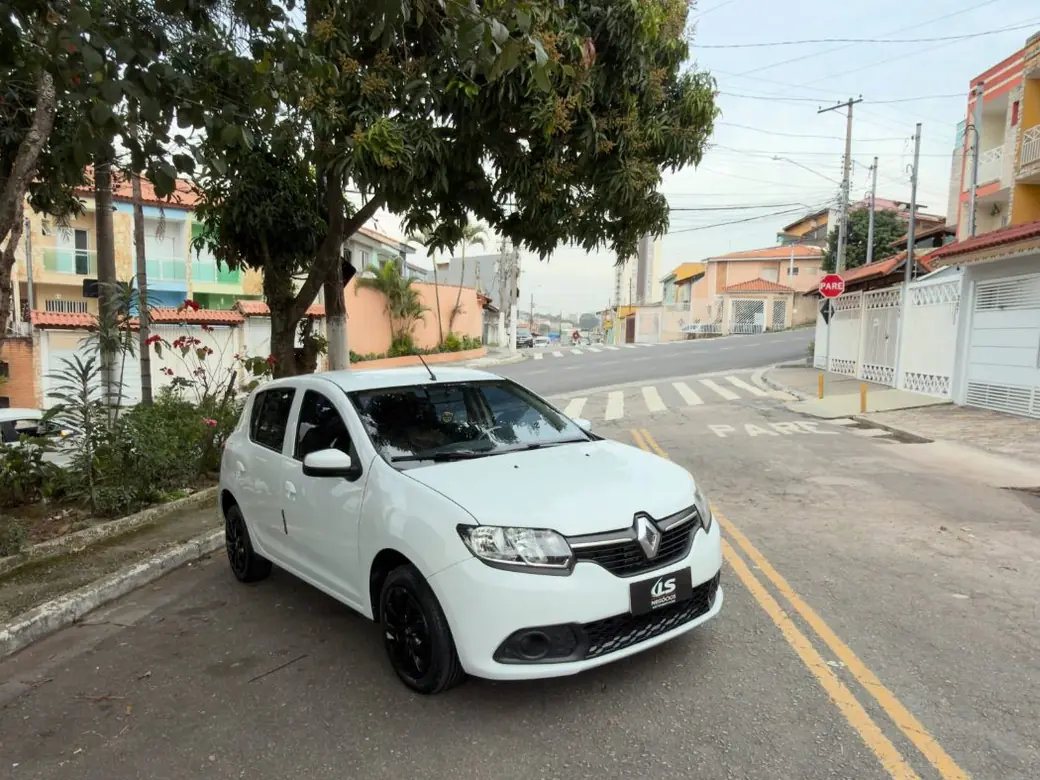 Renault Sandero Expression 1.0 — frente em três quartos