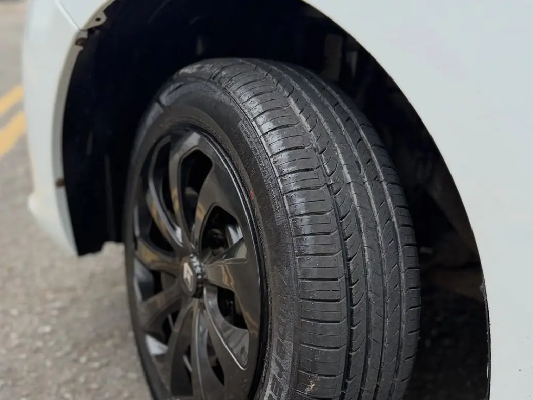 Renault Sandero Expression 1.0 — traseira
